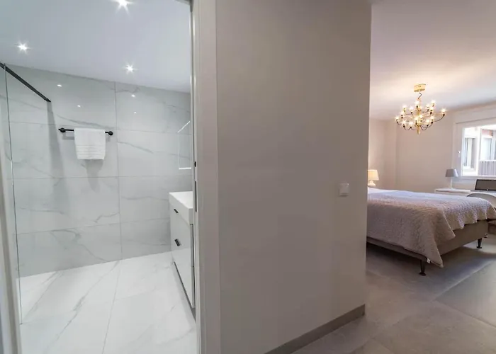Apartmán Frontline Sea Views - Pool - Center *